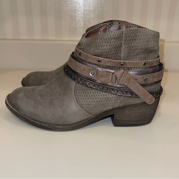 Kohl’s Redbud Strappy Ankle Boots In Stone - Picture 7 of 15